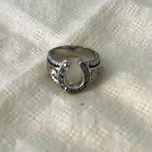 Hollow silver toned horseshoe ring, approx size 5